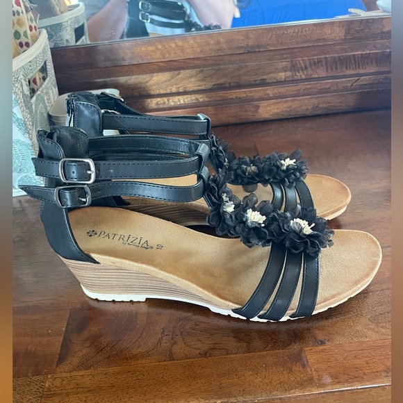 NWOB Patrizia Spring Step Wedge Sandals Size 10 Black With White Flowers Zipper - Picture 2 of 9